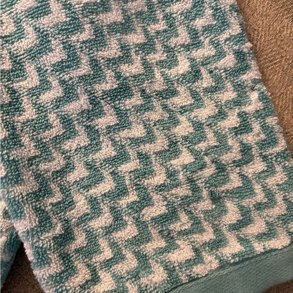 Carolina Collection Chevron Patterned Towels in Teal and White - Picture 4 of 6